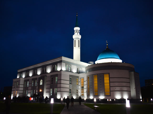 В Казани в преддверии наступления священного для мусульман месяца поста впервые состоится велокросс, посвященный Рамадану. Он начнется в среду вечером у мечети "Ярдэм" (на фото) и финиширует на территории старейшей мечети города "Аль-Марджани"