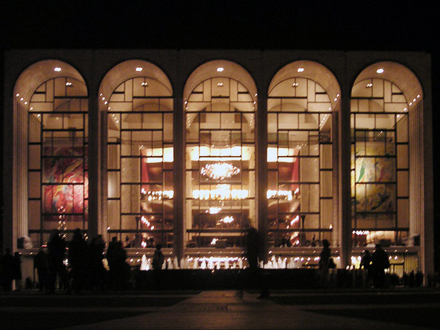 В здании знаменитого музыкального театра Нью-Йорка Метрополитен-оперы вандал разрисовал краской картины и скульптуры, выведя на них нецензурные надписи