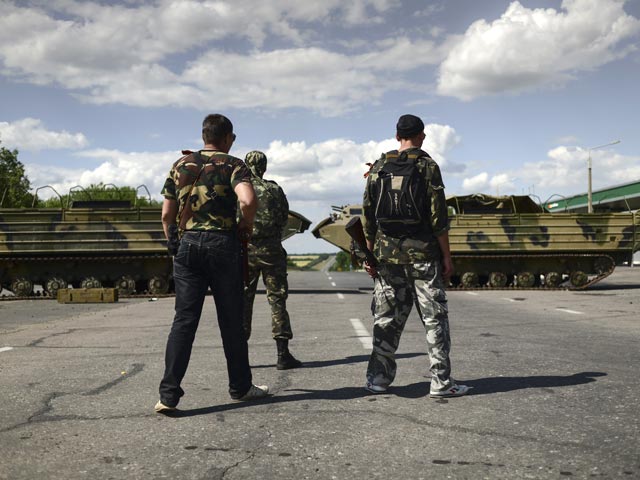 Бойцы ополчения Луганской народной республики на окраине Луганска после артиллерийского обстрела поселка Металлист, 16 июня 2014 года