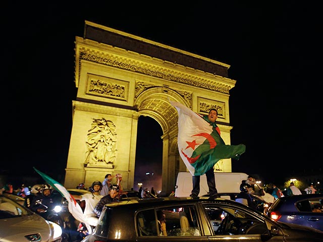 Во Франции ночь с четверга на пятницу ознаменовалась массовыми беспорядками, которые устроили жители страны алжирского происхождения после того, как сборная Алжира вышла в 1/8 финала Чемпионата мира по футболу в Бразилии