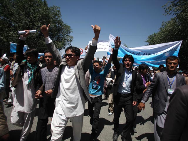 В столице Афганистана Кабуле тысячи жителей страны, поддерживающих кандидата в президенты Абдуллу Абдуллу, блокировали в пятницу часть подъездов к дворцу главы государства после сообщения о массовых фальсификациях на выборах