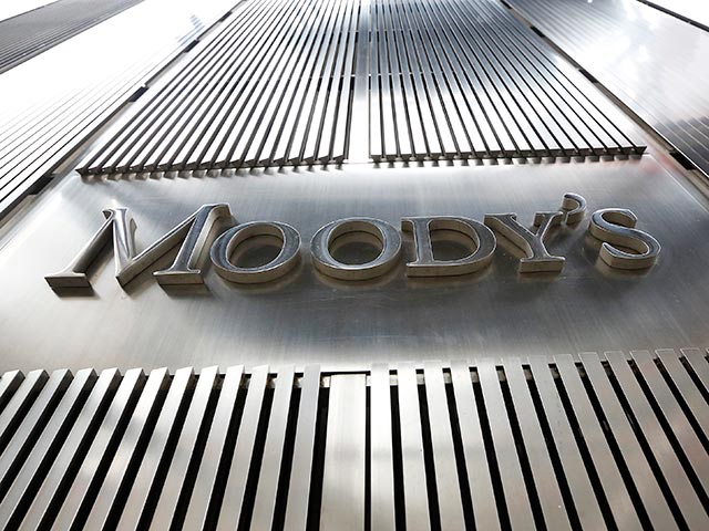 Международное рейтинговое агентство Moody's подтвердило суверенный кредитный рейтинг России на уровне Baa1, понизив при этом прогноз по нему со "стабильного" до "негативного"