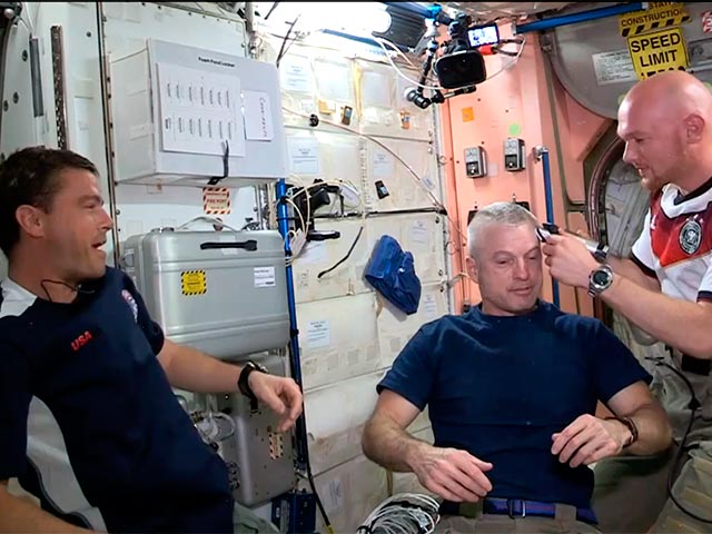 Астронавт из Германии Александер Герст обрил наголо коллег из США Грегори Вайзмана и Стивена Свонсона, работающих на борту Международной космической станции