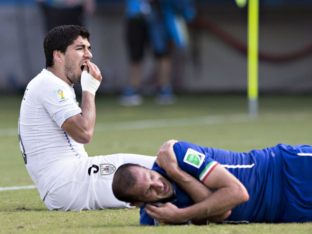 Нападающий сборной Уругвая по футболу Луис Суарес, дисквалифицированный за укус защитника сборной Италии Джорджо Кьеллини, в своей объяснительной ФИФА заявил, что "не собирался кусать Кьеллини и случайно упал ему зубами на плечо"
