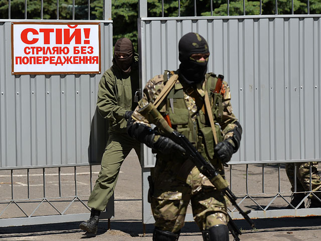 Сепаратисты на территории воинской части &#8470; 3023 в Донецке, взятой ими под контроль