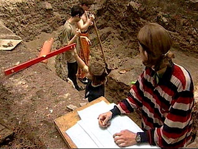 Археологи Российской академии наук, ведущие раскопки в Великом Новгороде, сделали удивительное открытие. Они обнаружили редкую римскую монету IV века