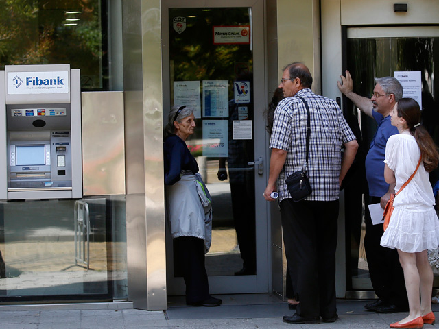 Еврокомиссия удовлетворила просьбу Болгарии об открытии ей кредитной линии на 3,3 млрд левов (2,3 млрд евро) для поддержки банков, подвергшихся спекулятивной атаке
