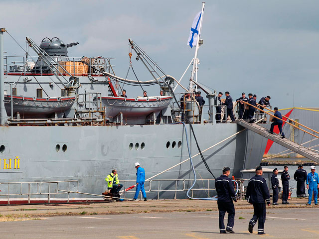 В воскресенье 400 российских моряков прибыли во французский Сен-Незер для обучения эксплуатации французских кораблей "Мистраль", построенных во Франции по заказу из России