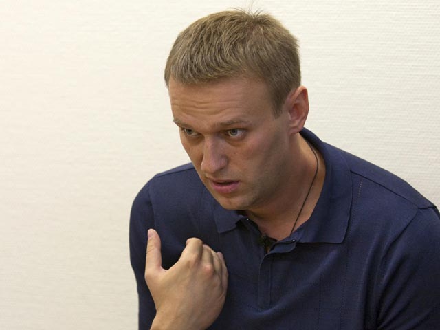 Навальный отказался давать следователям показания по "сфабрикованному плакатному делу"