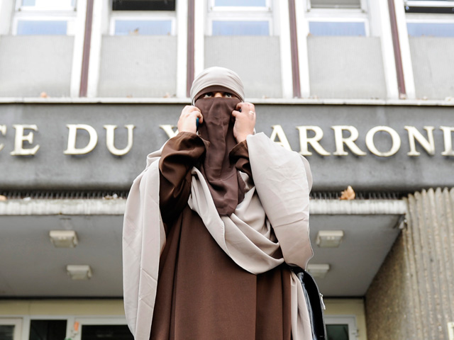 Европейский суд по правам человека во вторник признал законным запрет на ношение в общественных местах скрывающей лицо одежды во Франции