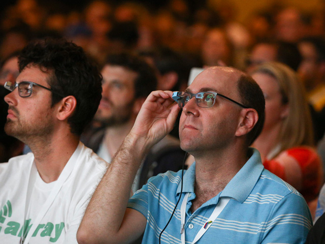Ассоциация кинопрокатчиков Великобритании, представляющая интересы около 90% британских кинотеатров, запретила посетителям кинозалов пользоваться интерактивными очками Google Glass
