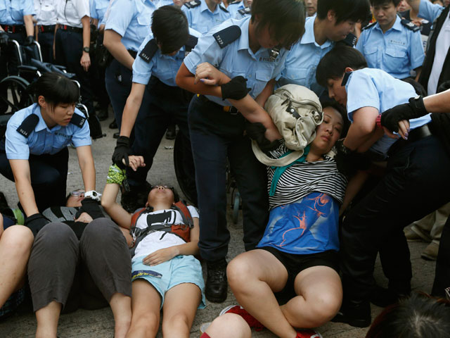 Более 500 человек задержаны на многотысячных маршах протеста в Гонконге