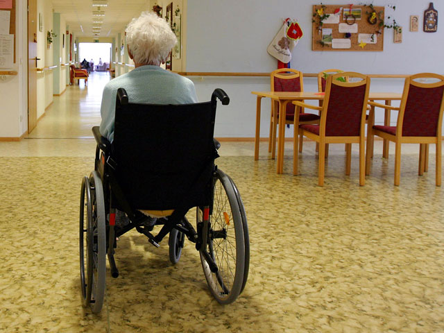 Сотрудница британского дома престарелых вымазала в экскрементах лицо 97-летнего старика