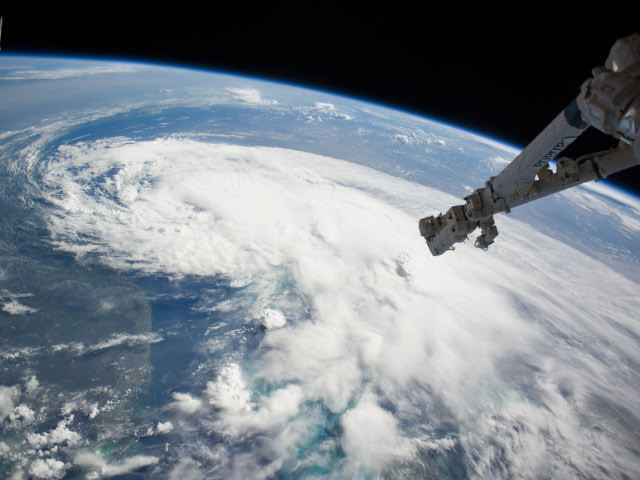 Власти США объявили эвакуацию жителей острова Хаттерас в штате Северная Каролина из-за приближения тропического шторма "Артур"
