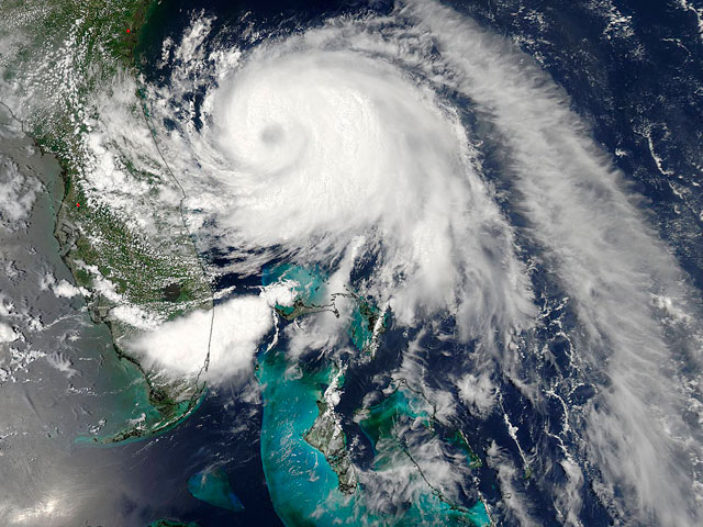 Тропический шторм "Артур" перерос в ураган и за сутки достигнет берегов США
