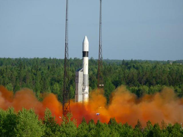 Запущенная Минобороны РФ с космодрома "Плесецк" ракета-носитель "Рокот" вывела на расчетные орбиты российские спутники связи "Гонец-М"