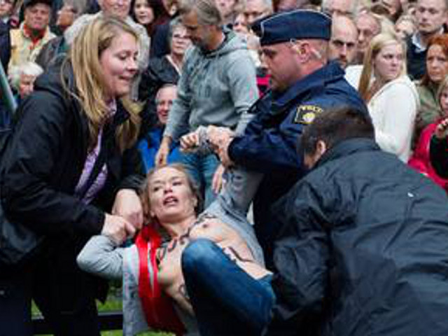 В Швеции активистки международной феминистской организации Femen устроили акцию протеста во время выступления премьер-министра страны, лидера Умеренной коалиционной партии Фредрика Рейнфельдта