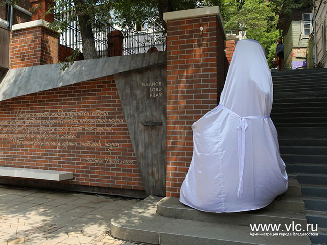 Во Владивостоке открыли памятник американке Элеоноре Прей, которую называют "первым блогером в России"
