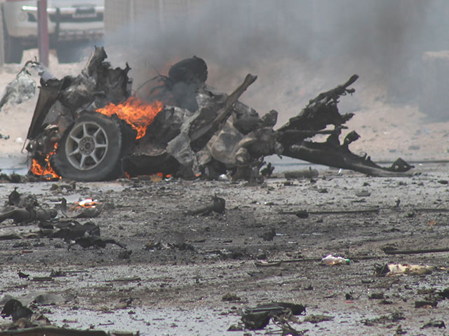 Мощный взрыв заминированного автомобиля прогремел в субботу близ здания парламента в столице Сомали Могадишо