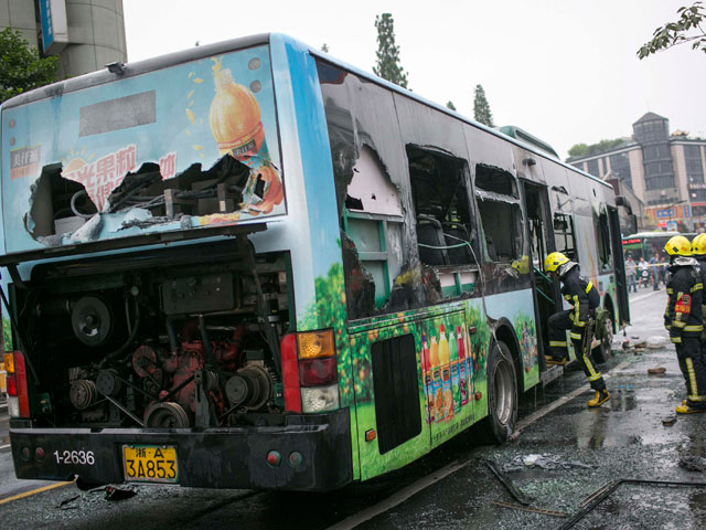 В Китае подожгли автобус с 80 пассажирами