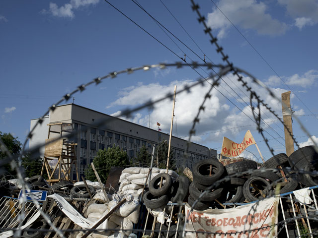 В Луганске взрывы и стрельба, растет число раненых