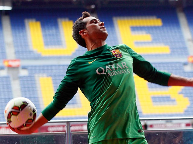 Испанская "Барселона" заключила четырехлетний контракт с голкипером сборной Чили по футболу Клаудио Браво