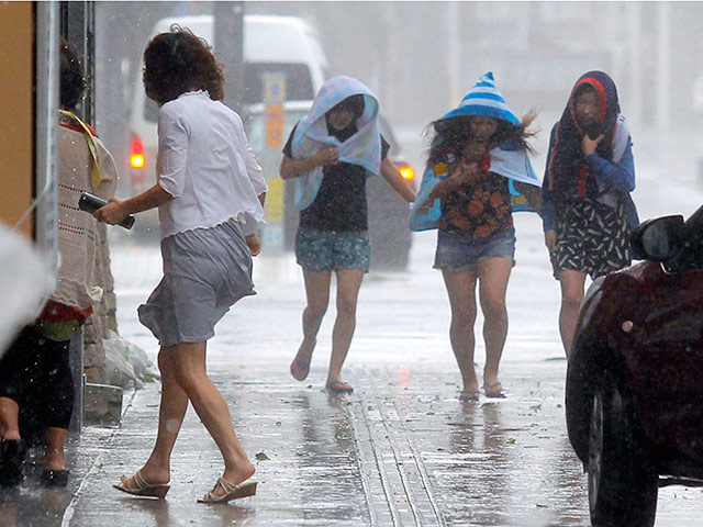 На японскую префектуру Окинава обрушился тайфун "Ногури", который, по мнению метеорологов, может стать сильнейшим в июле за последние десятки лет