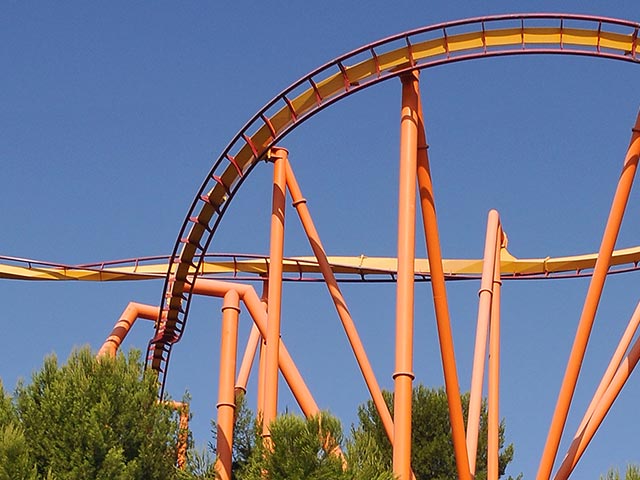 22 человека оказались заблокированы на аттракционе "Ниндзя" в парке развлечений Six Flags Magic Mountain в калифорнийском городке Санта-Кларита