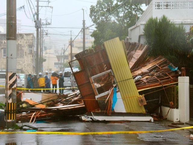 По меньшей мере два человека погибли, еще 28 пострадали в префектуре Окинава на юге Японии в результате действия обрушившегося на регион мощного тайфуна "Ногури"