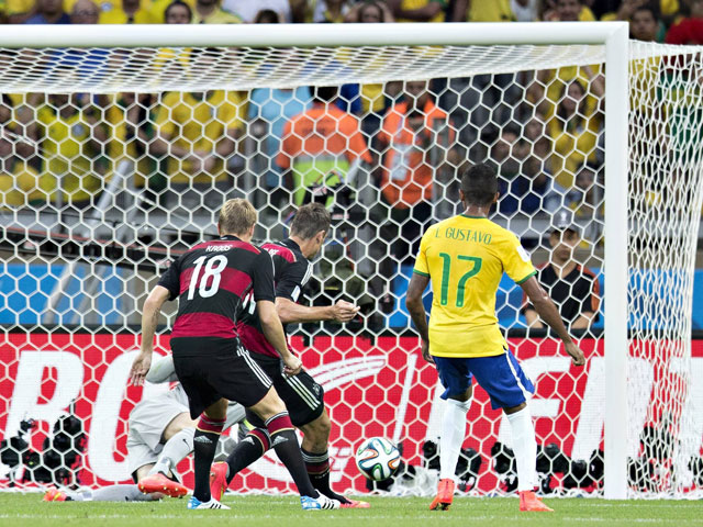 Провал национальной сборной Бразилии в стране, одержимой футболом, может нанести удар по настроениям местных инвесторов и потребителей