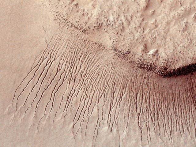 Расщелины на поверхности Марса формировались в результате сезонного замерзания диоксида углерода, а не за счет течения воды, как ранее предполагали ученые