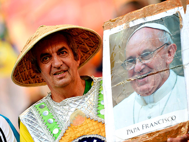 Папа Римский Франциск и его предшественник почетный папа Бенедикт XVI не смогут посмотреть финальный матч чемпионата мира по футболу между сборными Аргентины и Германии