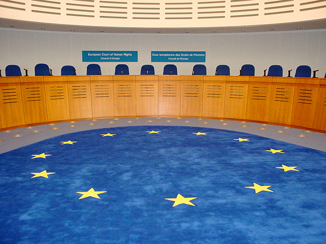 Европейский суд по правам человека (ЕСПЧ) постановил выплатить компенсацию российскому осужденному за нарушения во время доставки подсудимого на заседания суда и в тюрьму