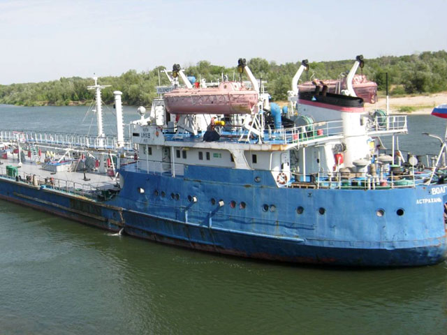 В Ростовской области снимают с мели судно "Волгонефть"