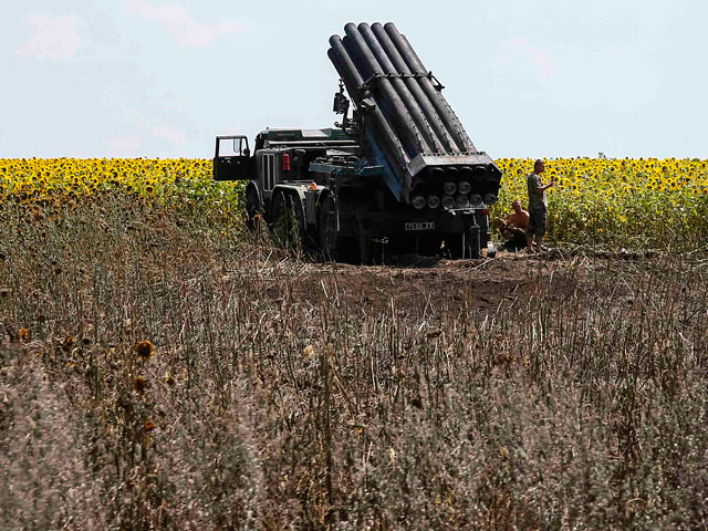 Ракетная установка вооруженных сил Украины около города Северск. Донецкая область, 12 июля 2014 г.