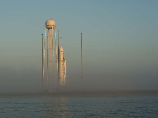Запуск "грузовика" Cygnus с помощью ракеты-носителя Antares состоялся с космодрома NASA на острове Уоллопс в Атлантическом океане у побережья штата Вирджиния.