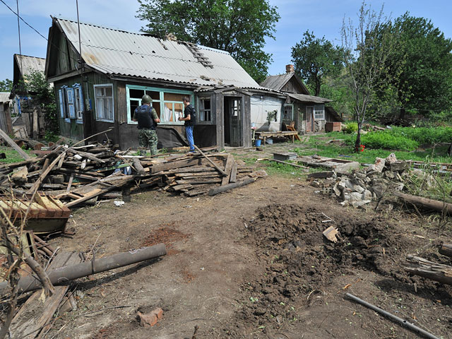 Гибель и ранения мирных жителей в российском городе Донецк на границе с Украиной еще больше обострили и без того напряженные отношения Москвы и Киева