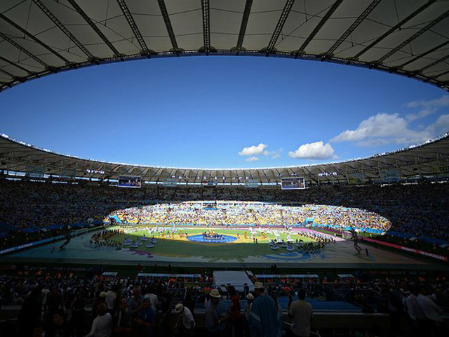 На стадионе "Маракана" в Рио-де-Жанейро состоялась символическая церемония передачи права проведения чемпионата мира по футболу от Бразилии к России