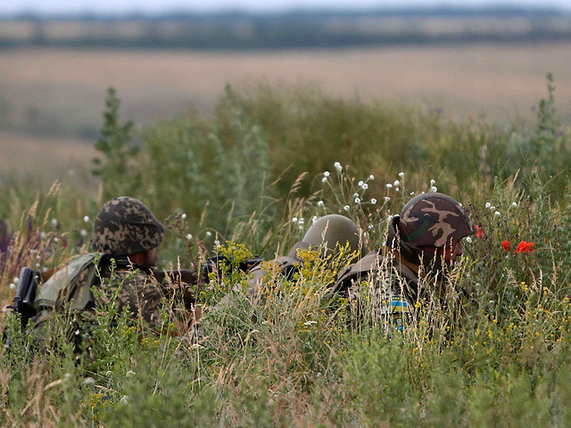 Госпогранслужба Украины отмечает скопление российской бронетехники и живой силы в приграничье, но вместе с тем сообщает об отходе сепаратистов к границе с целью побега в Россию