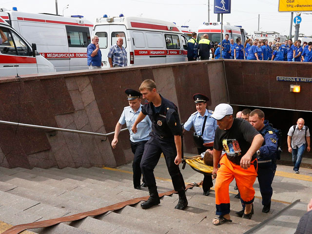 В московском метро, где во вторник утром три вагона сошли с рельсов, что стало причиной гибели более 10 человек, продолжается спасательная операция