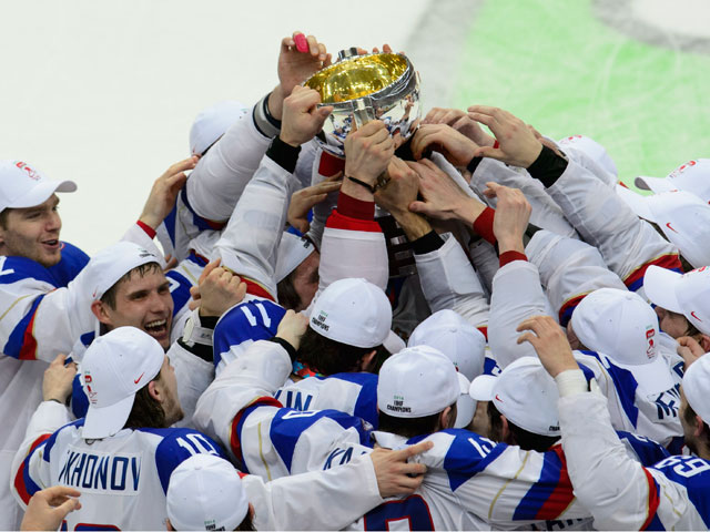 Российским хоккеистам вручили автомобили за победу на чемпионате мира