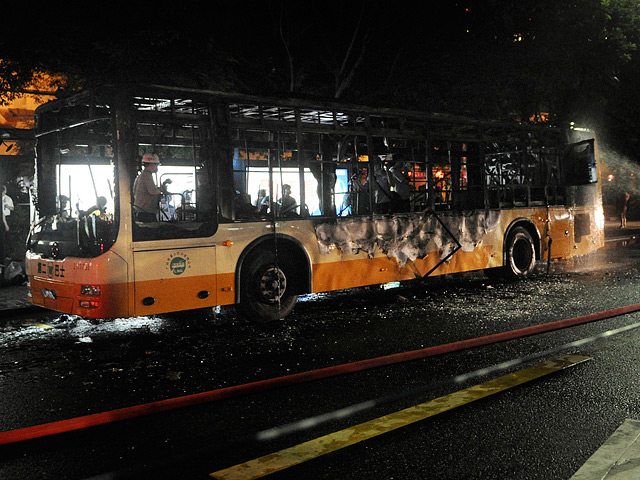 Два человека погибли и не менее 32 получили ранения в результате взрыва автобуса в городе Гуанчжоу на юге Китая