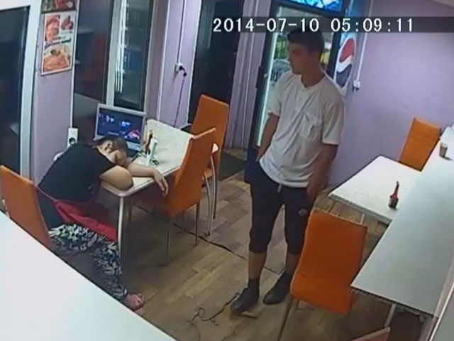 Полиция Бурятии просит опознать молодого человека, который совершил дерзкую кражу из кафе быстрого питания. Юноша славянской внешности воспользовался тем, что продавщица заснула на рабочем месте