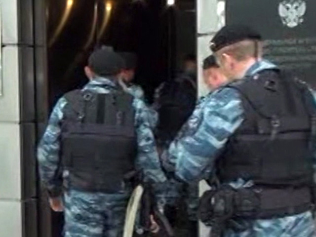 В рамках расследования уголовного дела о катастрофе в московском метро, унесшей жизни 23 человек, в офисе подрядчика - компании "Ингеоком" - в четверг проводятся следственные действия