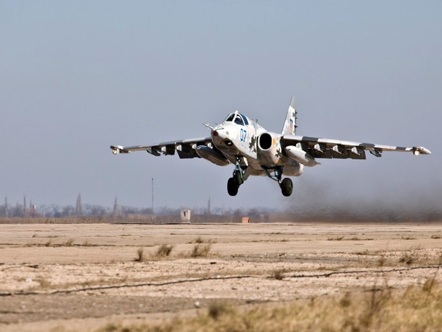 Совет национальной безопасности Украины утверждает, что российский военный самолет сбил украинский штурмовик Су-25, выполнявший задание над украинской территорией