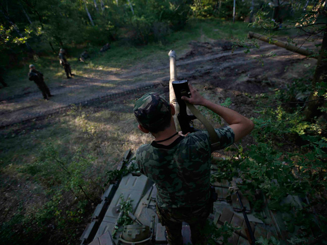 На юге Донецкой области, где не прекращается противостояние между украинскими военными и сепаратистами, идут активные боевые действия