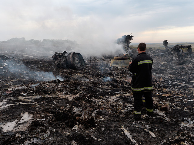 Президент Украины Петр Порошенко, который сначала лишь не исключал, что малайзийский Boeing 777, накануне разбившийся в Донецкой области, могли сбить, ближе к полуночи сформулировал позицию властей и напрямую обвинил в трагическом инциденте сепаратистов