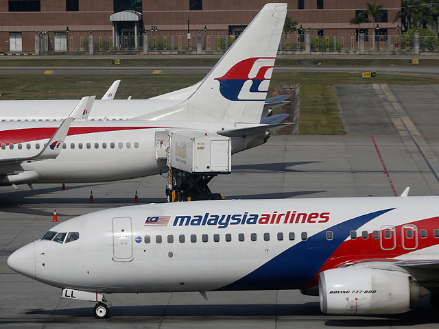Акции Malaysia Airlines в начале торгов в пятницу потеряли в цене 13%. В ходе торгов стоимость акции авиаперевозчика упала до 0,06 доллара. До открытия биржи капитализация Malaysia Airlines составляла 117 миллиарда долларов США