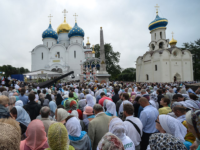 Православные верующие празднуют обретение мощей преподобного Сергия Радонежского