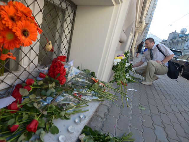 В Москве скорбят по жертвам трагедии, произошедшей в небе над Украиной. Жители столицы несут цветы к посольствам стран, граждане которых погибли накануне в загадочной авиакатастрофе самолета Boeing 777 под украинским Донецком